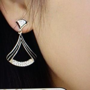 🆕Black And Crystal Fan Drop Earrings